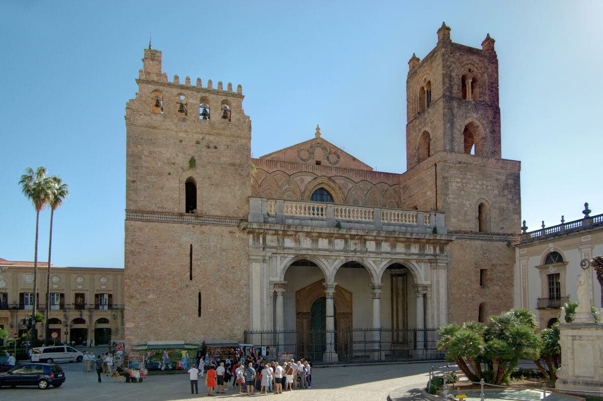 Die Fassade der normannischen Kathedrale Duomo di Monreale mit zwei Türmen