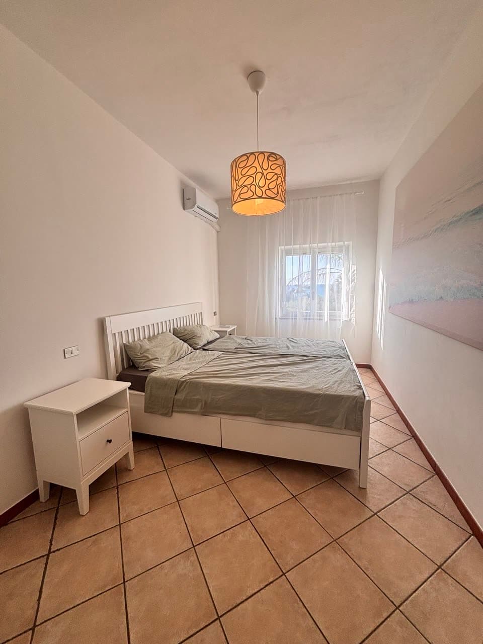 Schlafzimmer mit Doppelbett und Nachttisch