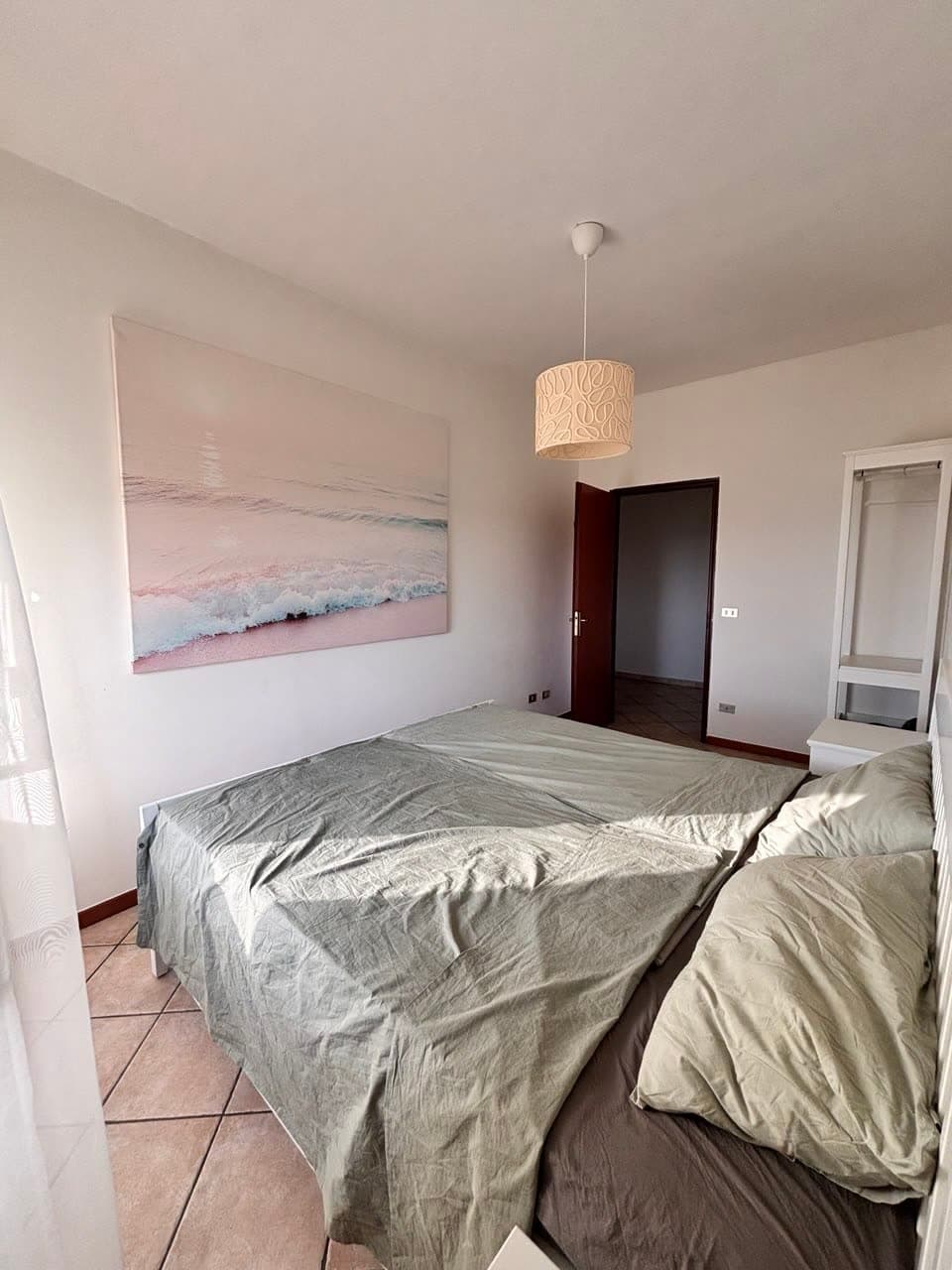Schlafzimmer mit Bild über dem Bett