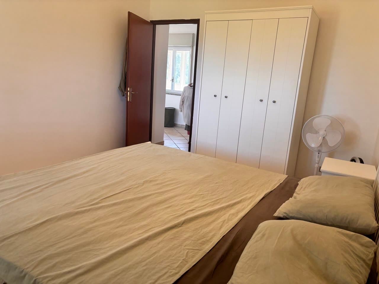 Schlafzimmer mit Schrank und Doppelbett
