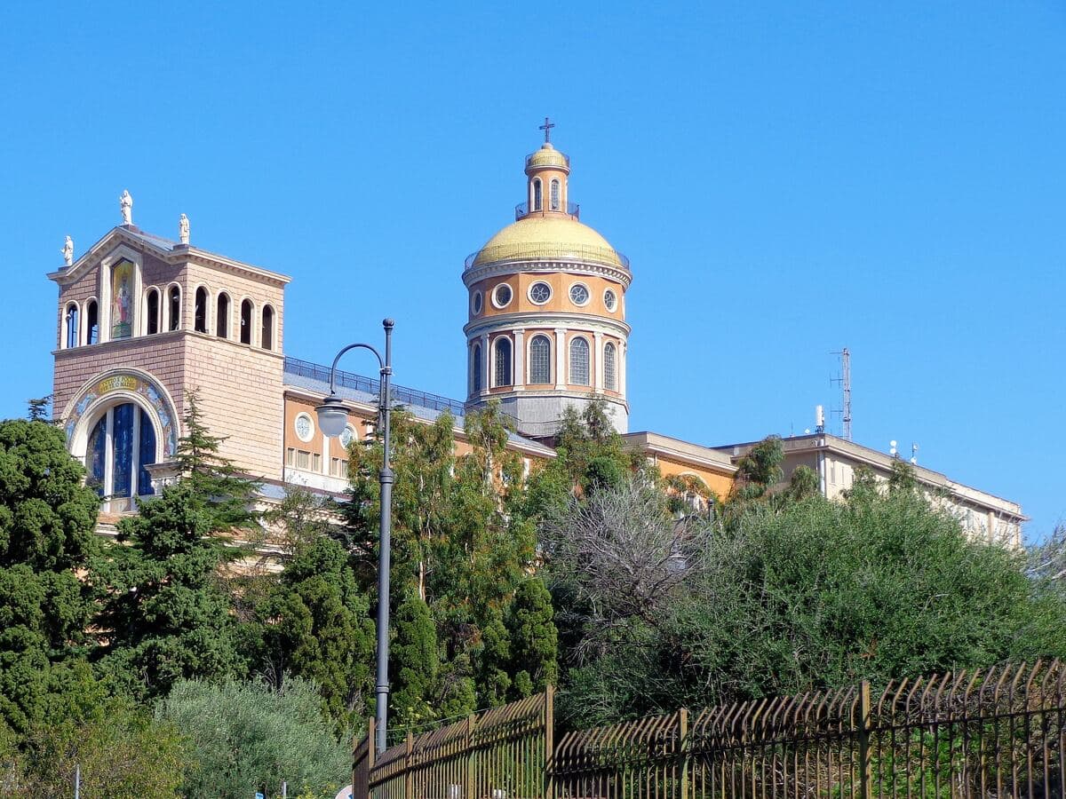 Die Basilika Santuario di Tindari mit goldener Kuppel auf einer Klippe über dem Meer